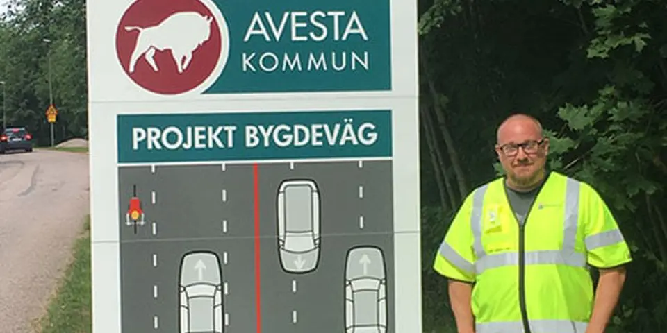 Bild på skylt som förklarar hur man kör på en bygdeväg